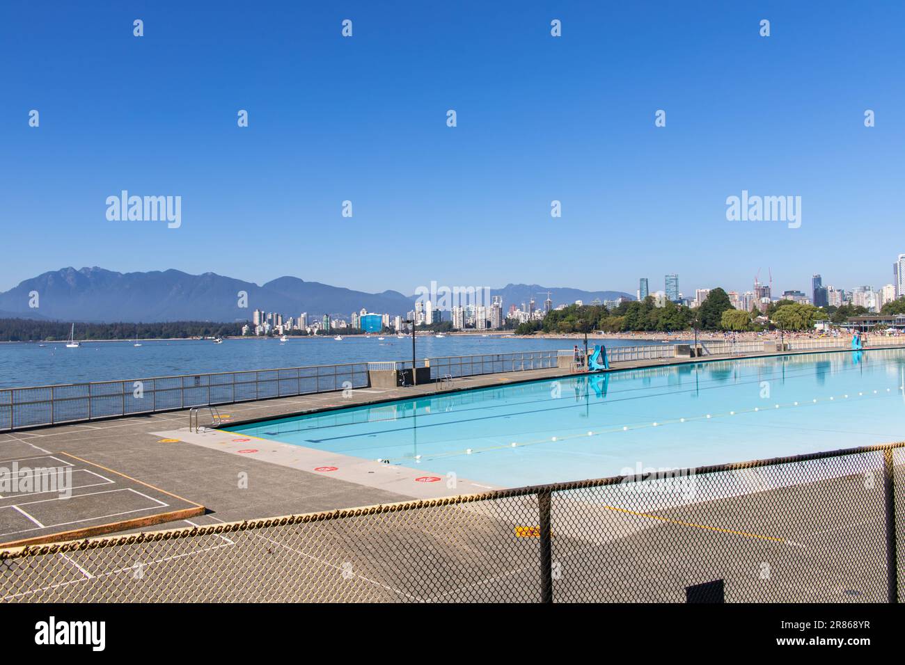 Vancouver, KANADA - Juli 30 2022 : Kitsilano Pool und Kitsilano Beach an einem sonnigen Tag. English Bay und Downtown sind in der Ferne zu sehen. Stockfoto