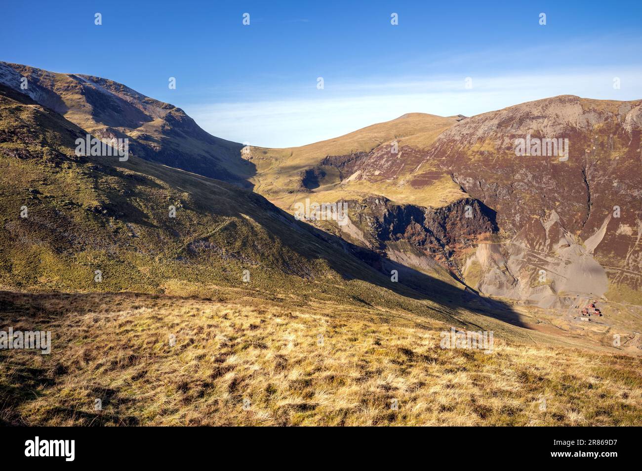 Der Gipfel des Crag Hill auf der linken Seite mit Force Crag im Zentrum unter Sand Hill im Winter im englischen Lake District, Großbritannien. Stockfoto