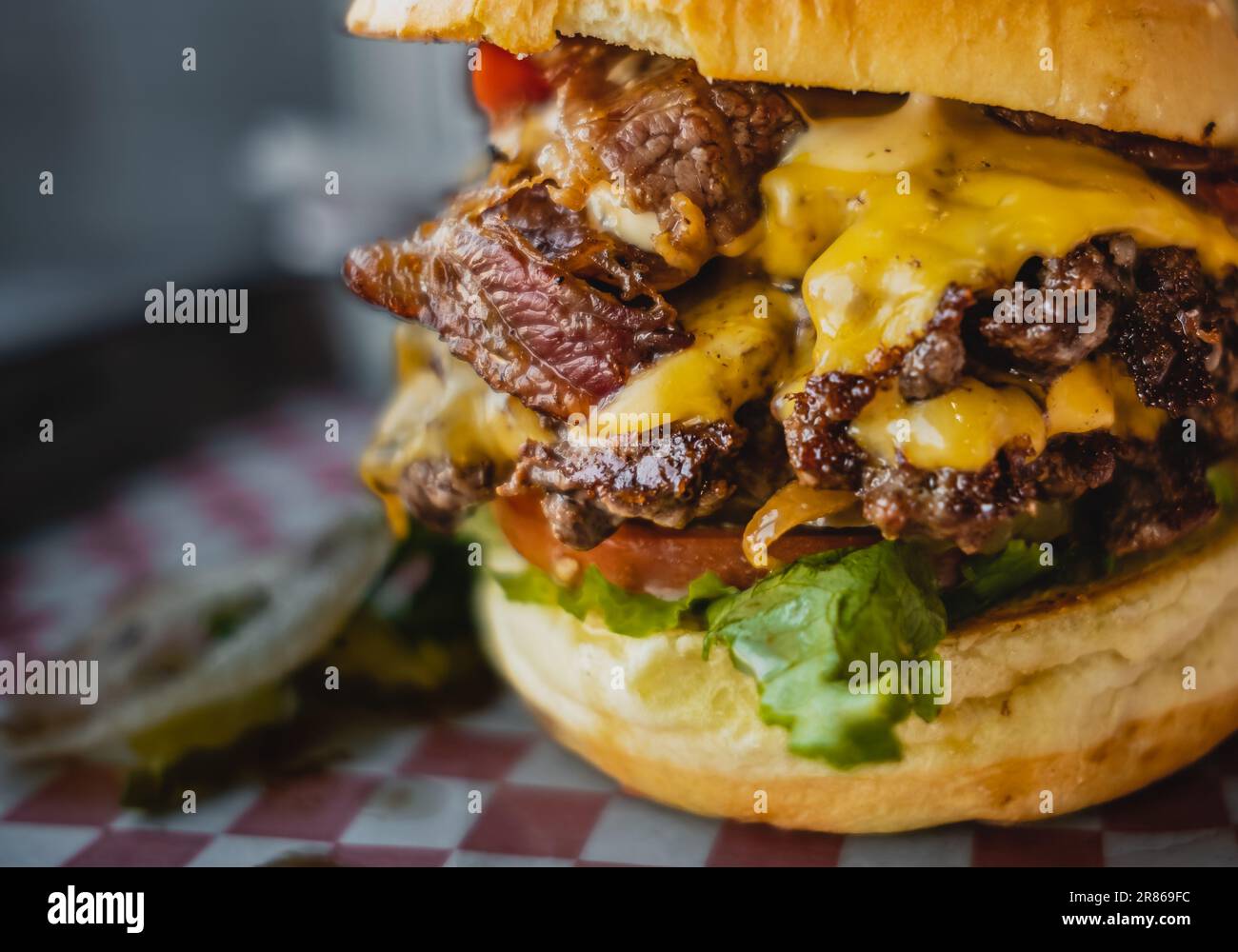 Junkfood auf dem Tisch. Schnelle Kohlenhydrate nicht gut für Gesundheit, Herz und Haut. Ungesunde fette frittierte Lebensmittel. Fettige ungesunde Lebensmittel. Bereich kopieren, wählen Sie Stockfoto