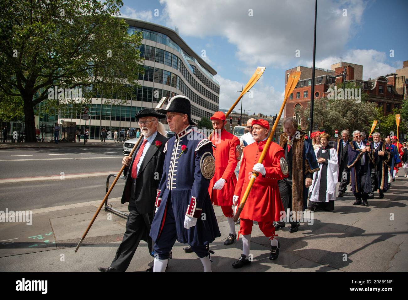 London, Vereinigtes Königreich, 19. Juni 2023. Die jährliche Knollys Rose Zeremonie geht auf das Jahr 1381 zurück, als Lady Constance Knollys ein Grundstück erwarb und es ohne Planungsgenehmigung in einen Rosengarten verwandeln ließ. Bis heute zahlt die Familie Knolly die Strafe von einer roten Rose im Jahr, die aus dem Garten in der Seething Lane geschnitten und dem Bürgermeister im Herrenhaus überreicht wurde. Kredit : Kiki Streitberger/Alamy Live News Stockfoto