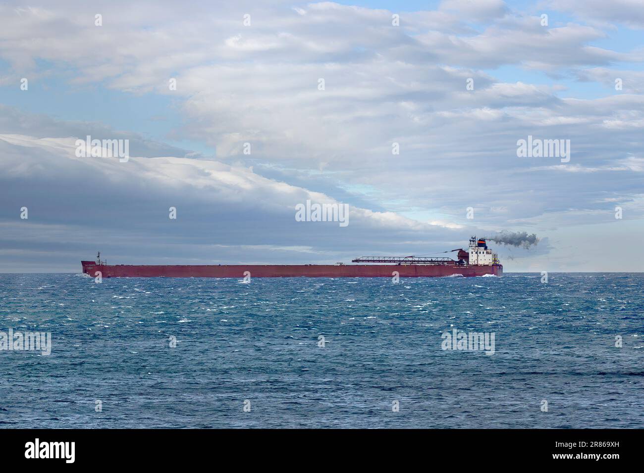Massengutfrachter MV Paul R. Tregurtha an der Nordküste des Lake Superior, Minnesota. Das Motorschiff ist die aktuelle Quee Stockfoto