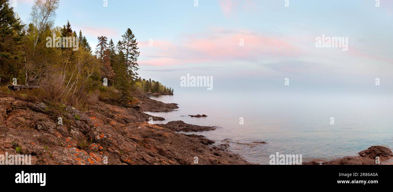 Abenddämmerung und Landschaft entlang der Nordküste von Gichigami (Lake Superior) in Cook County, Minnesota Stockfoto