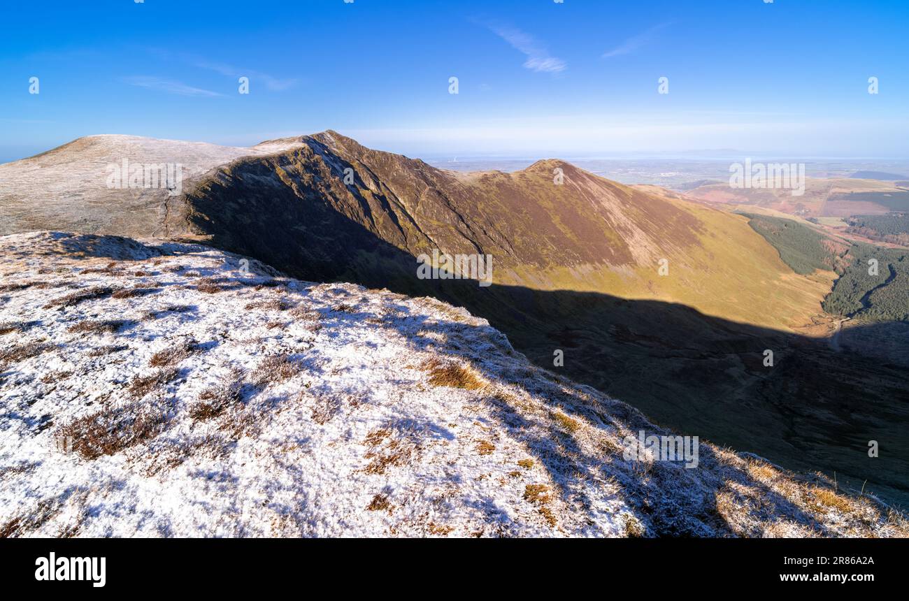 Der Gipfel von Hopegill Head auf der linken Seite über Hobcarton Crag und Hobcarton im Tal darunter im Winter im englischen Lake District, Großbritannien. Stockfoto