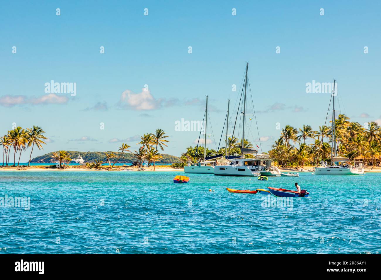 Türkisfarbenes Meer mit angehängten Yachten und Booten, Tobago Cays, St. Vincent und die Grenadinen, Karibik Stockfoto