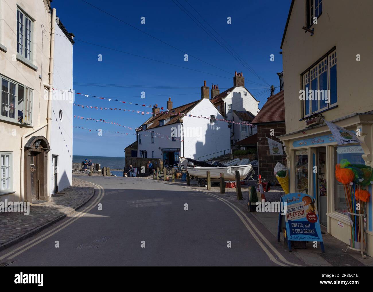 Mit Blick auf den Hafen in Robin Hood's Bay Stockfoto