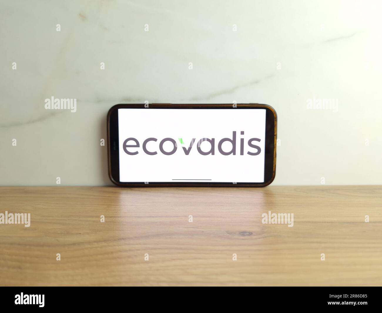 Konskie, Polen - 17. Juni 2023: EcoVadis-Firmenlogo auf dem Bildschirm des Mobiltelefons Stockfoto