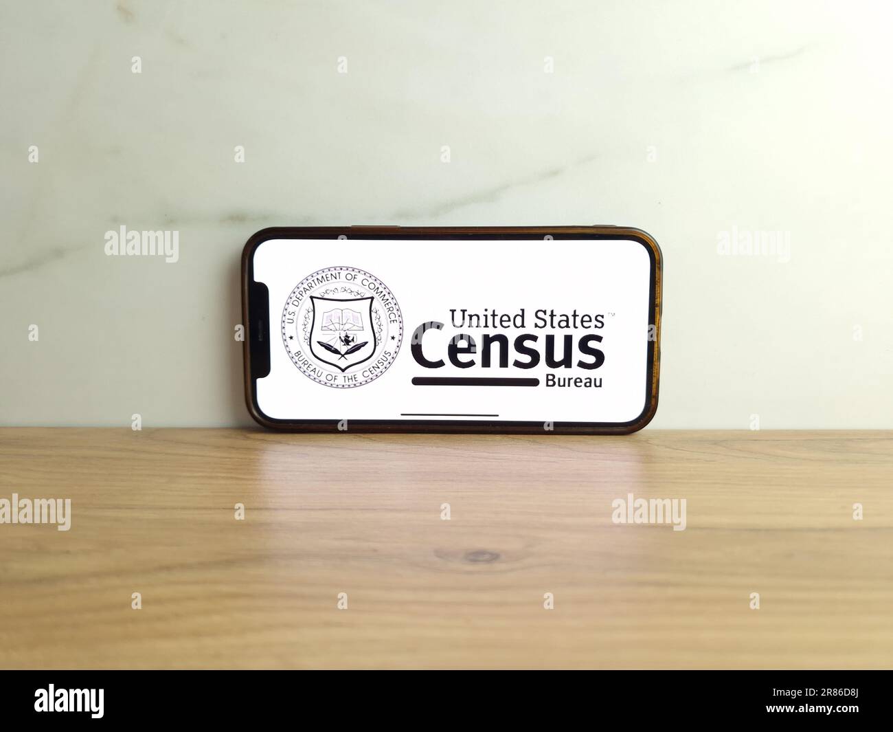 Konskie, Polen - 17. Juni 2023: United States Census Bureau Logo einer US-Regierungsbehörde auf dem Bildschirm des Mobiltelefons Stockfoto