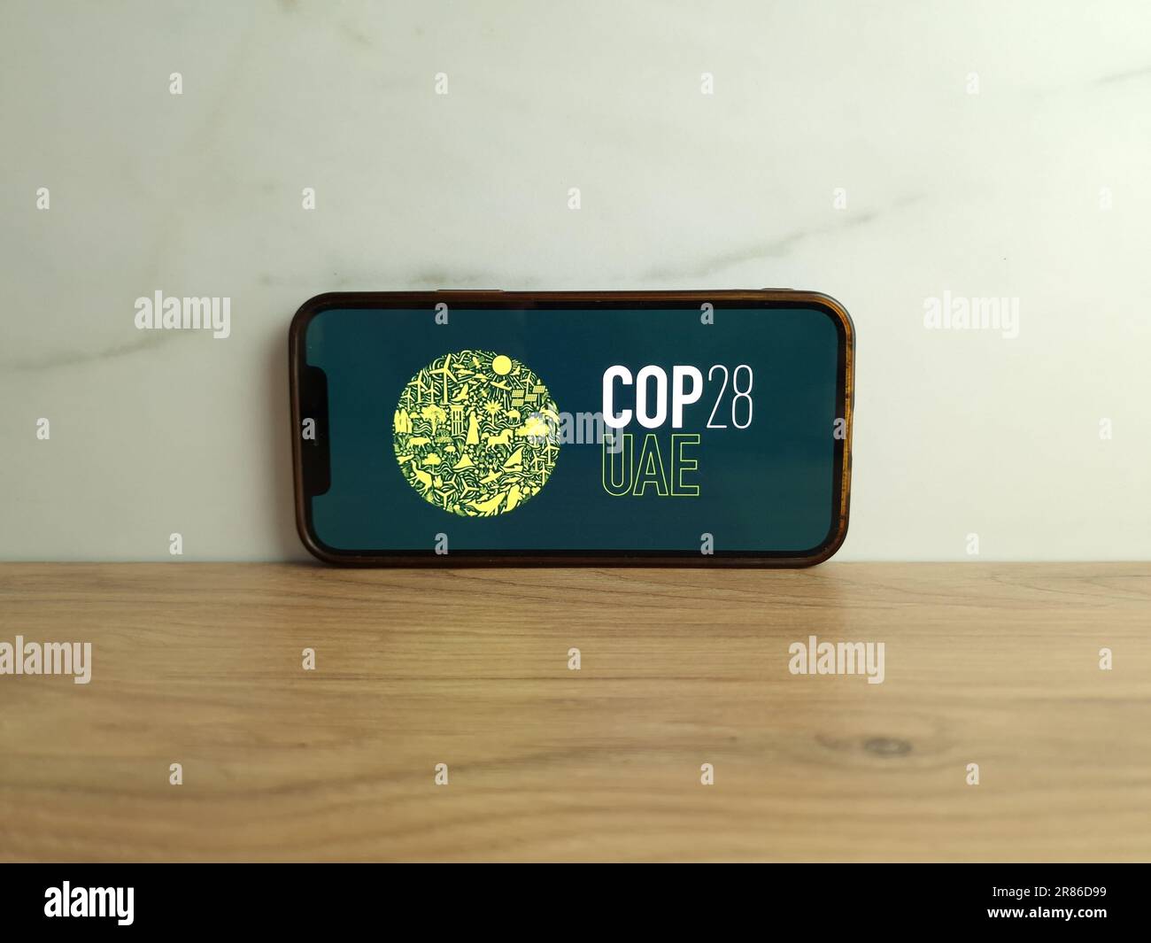 Konskie, Polen - 17. Juni 2023: COP28 Logo der United Nations Climate Change Conference der Vereinigten Arabischen Emirate auf dem Bildschirm des Mobiltelefons Stockfoto