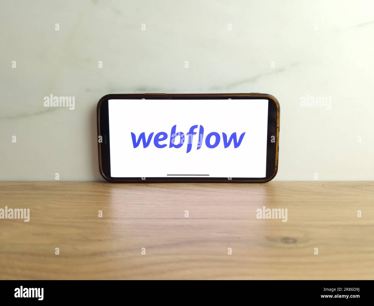 Konskie, Polen - 17. Juni 2023: WebFlow Website Development Tool Logo wird auf dem Bildschirm des Mobiltelefons angezeigt Stockfoto
