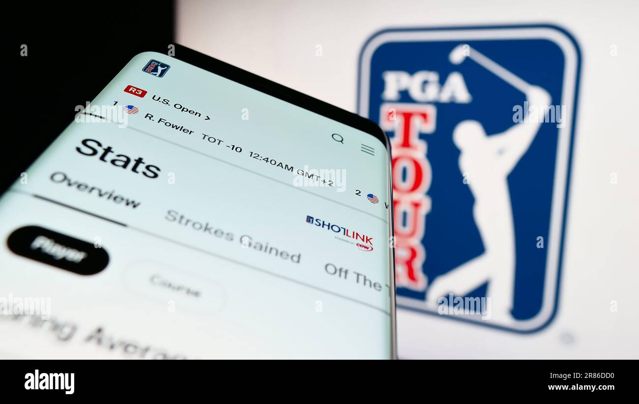 Smartphone mit Website der US-Golforganisation PGA Tour auf dem Bildschirm vor dem Logo. Fokus auf oberer linker Seite des Telefondisplays. Stockfoto