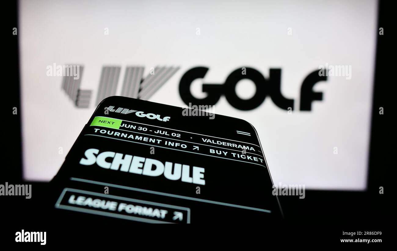 Mobiltelefon mit Webseite der Sportorganisation LIV Golf auf dem Bildschirm vor dem Logo. Fokus auf oberer linker Seite des Telefondisplays. Stockfoto