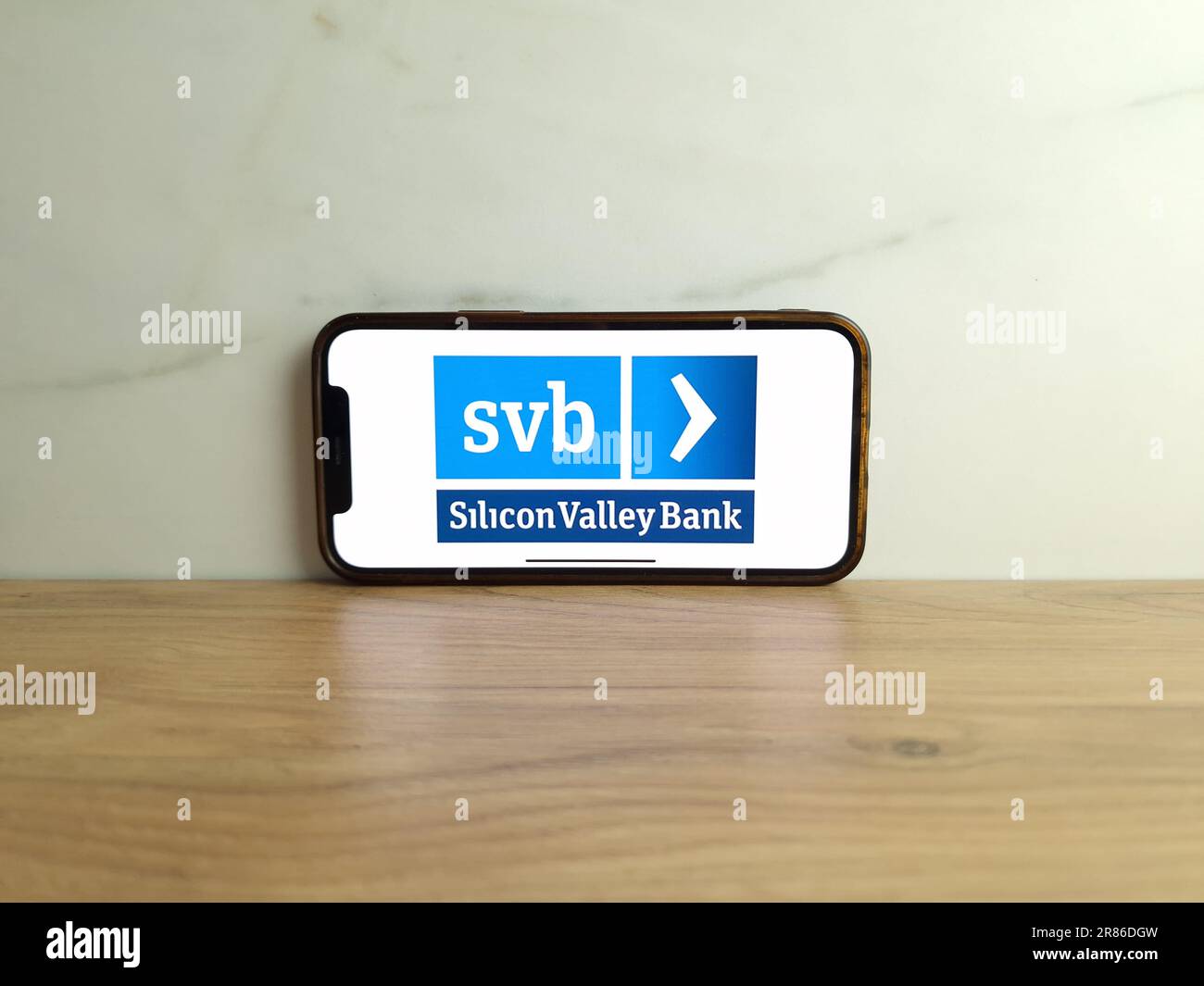 Konskie, Polen - 17. Juni 2023: SVB Silicon Valley Bank Logo wird auf dem Bildschirm des Mobiltelefons angezeigt Stockfoto