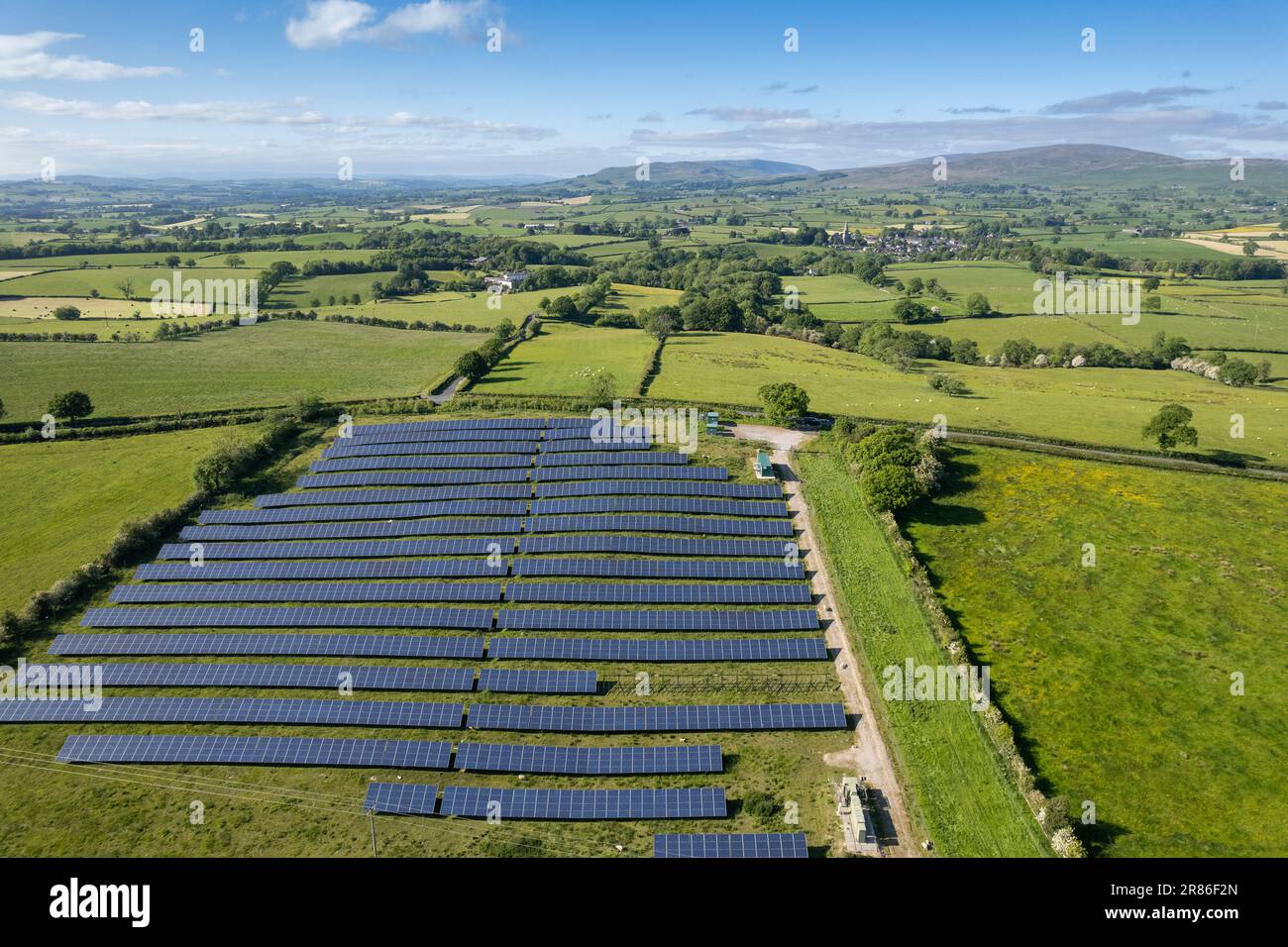 Solarfarm auf landschaftlichem Ackerland am Rande der Yorkshire Dales. Bentham, Großbritannien. Stockfoto
