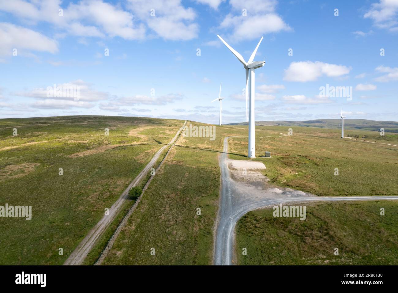 Windturbinen auf Moorland bei Lancaster, Großbritannien. Stockfoto