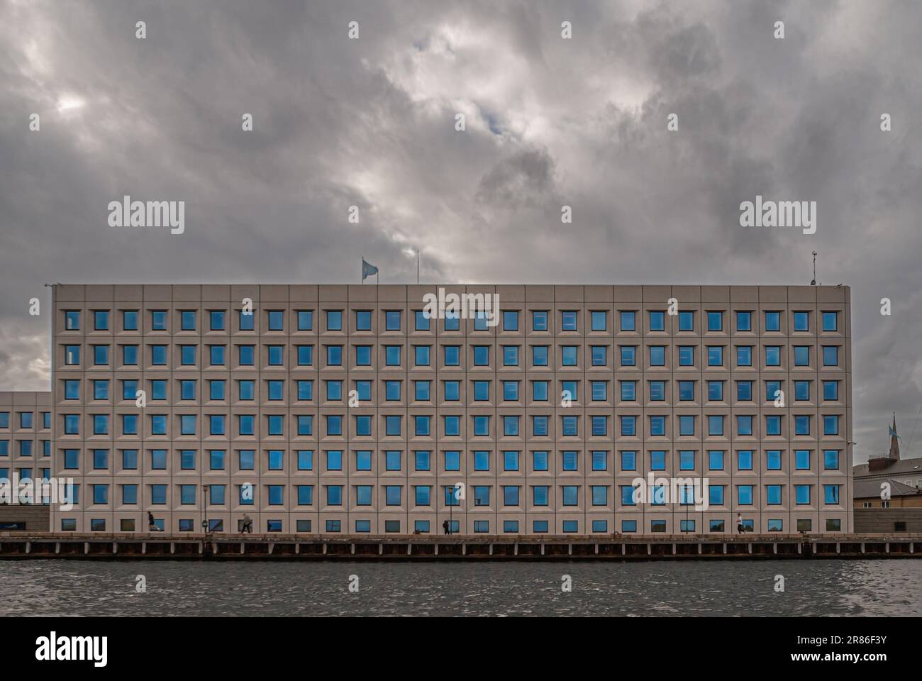 Kopenhagen, Dänemark - 14. September 2010: Fassade der Maersk Group am Westhafen unter dunkelgrauer Wolkenlandschaft. Blaue Fenster Stockfoto