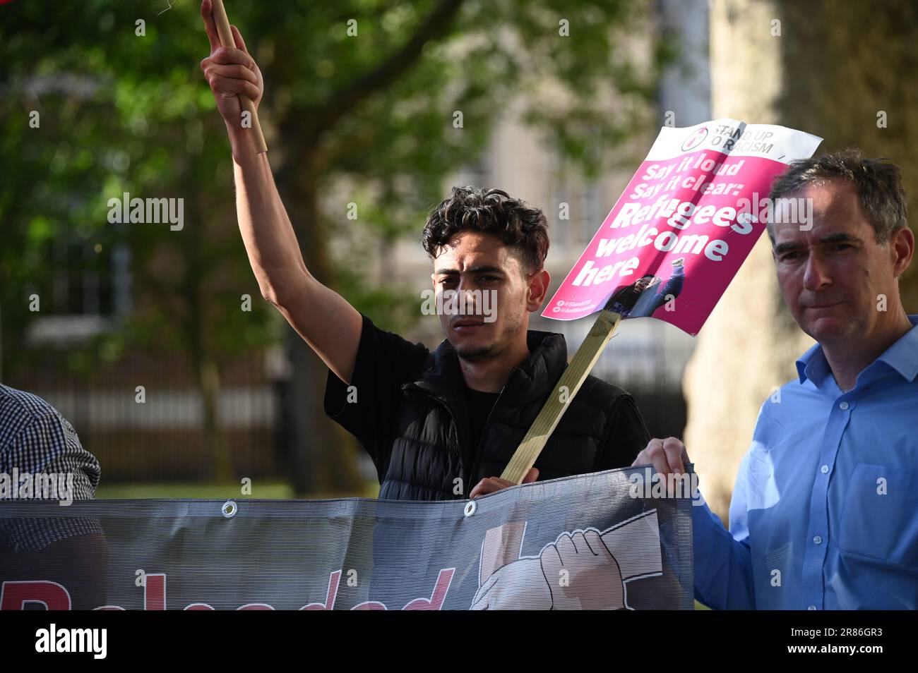 Downing Street, London, Großbritannien. Juni 19 2023. Im Kampf gegen den Rassismus organisierten Care4Calais und Aktivisten einen Protest nach der Katastrophe vor der griechischen Küste über 600 Flüchtlinge aus Syrien, Afghanistan, darunter über hundert tote Kinder und die pakistanische Staatsangehörigkeit. Dass die NATO und ihre Verbündeten lügen und ihre Nation illegal bombardieren. Wir sind hier, um Ihnen Demokratie, Menschenrechte und Freiheit zu geben. Die Demonstranten fordern jetzt eine sichere Durchfahrt - Flüchtlinge sind willkommen. Kredit: Siehe Li/Picture Capital/Alamy Live News Stockfoto