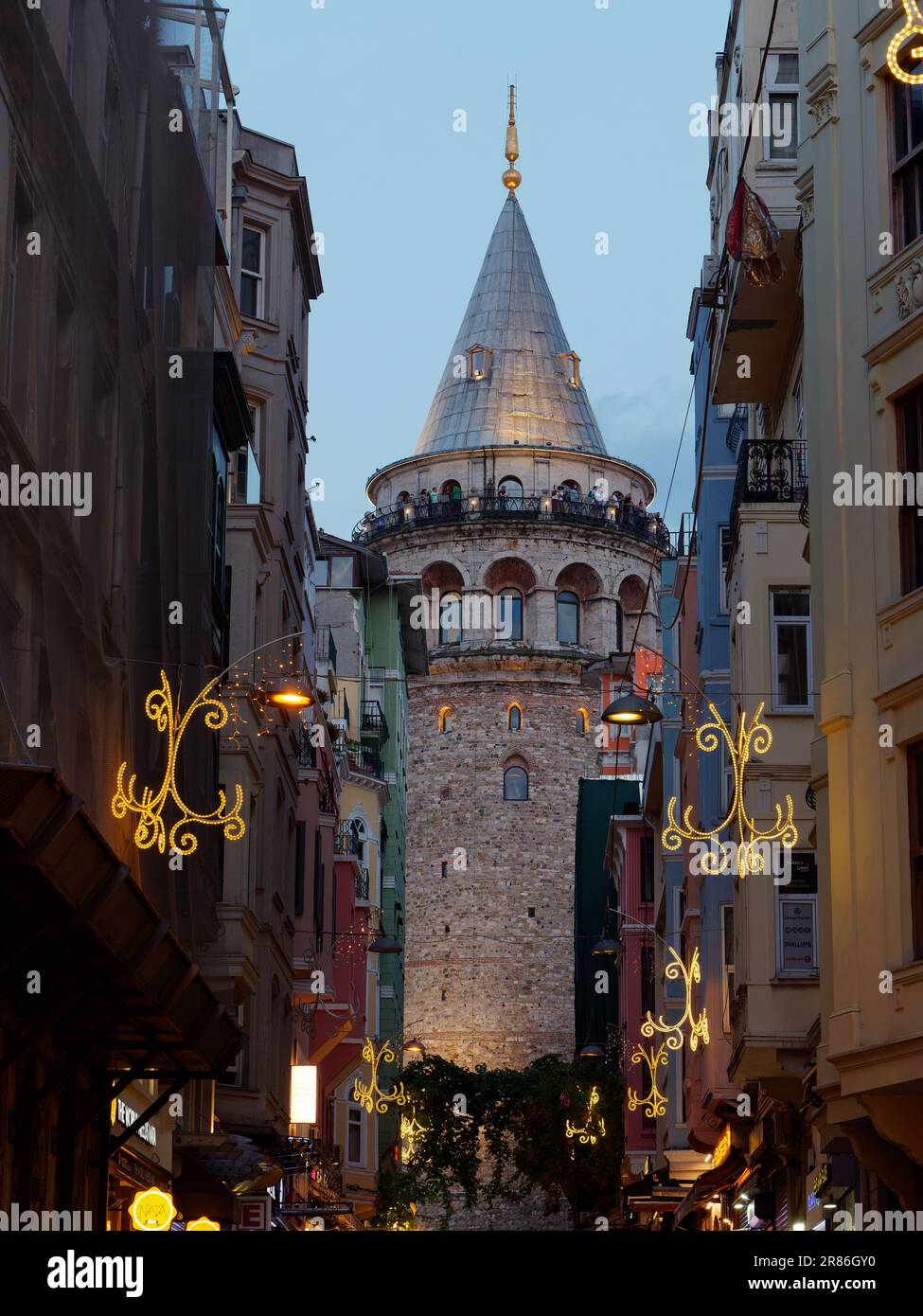 Menschen genießen die Aussicht vom Galatenturm am Abend in Istanbul, Türkei Stockfoto