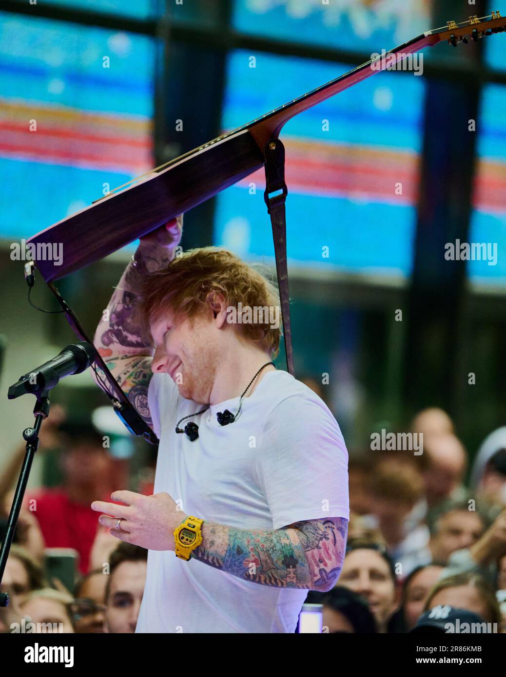 NEW YORK, NY, USA - 06. JUNI 2023: Ed Sheeran tritt in der NBC „Today“ Show Concert Series auf der Rockefeller Plaza auf. Stockfoto