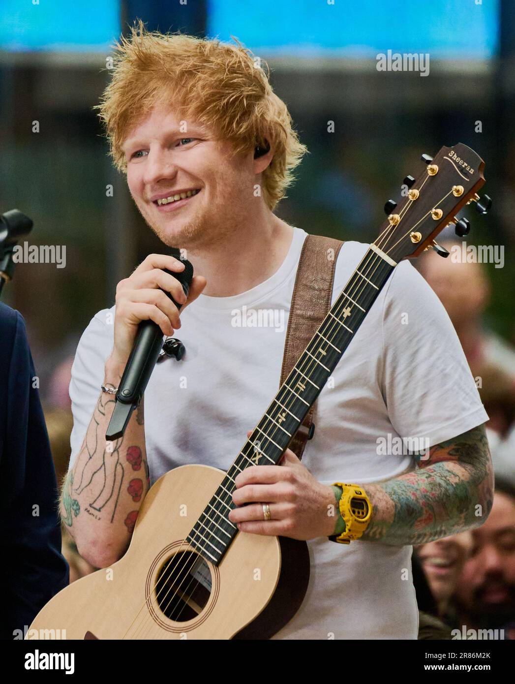 NEW YORK, NY, USA - 06. JUNI 2023: Ed Sheeran tritt in der NBC „Today“ Show Concert Series auf der Rockefeller Plaza auf. Stockfoto