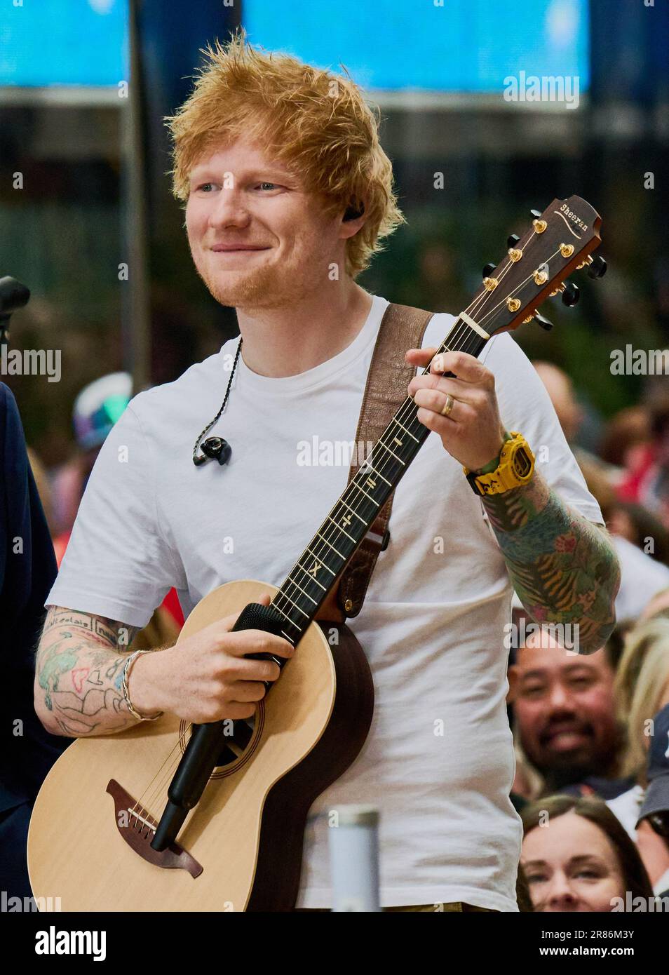 NEW YORK, NY, USA - 06. JUNI 2023: Ed Sheeran tritt in der NBC „Today“ Show Concert Series auf der Rockefeller Plaza auf. Stockfoto