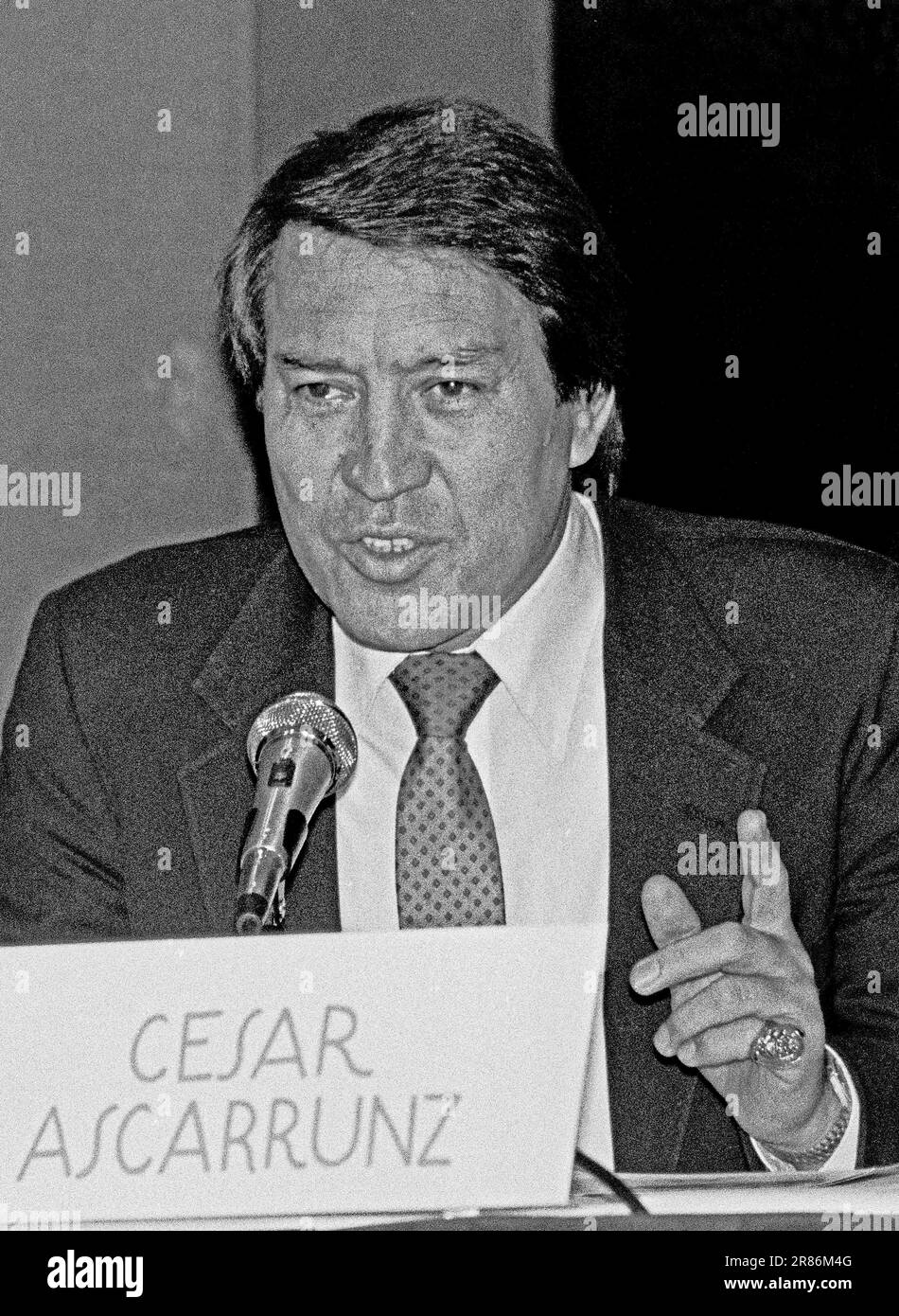 Cesar Ascarrunz bei einer Mayoral-Kandidaten-Debatte in San Francisco, 1987 Stockfoto