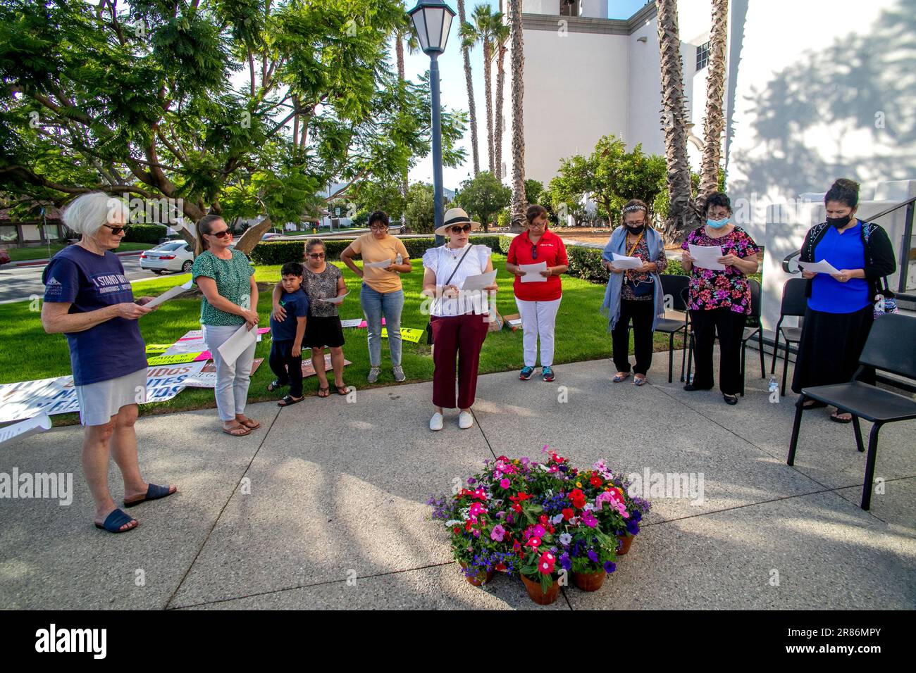 Multirassische Gemeindemitglieder einer katholischen Kirche in San Juan Capistrano, Kalifornien, veranstalten abends ein Gebet im Freien. Stockfoto