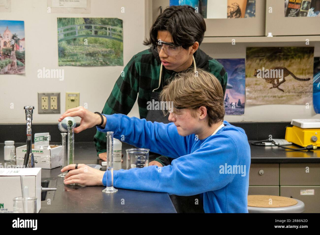 Schüler der Chemie-Highschool in San Clemente, Kalifornien, bereiten ein Doppelverdrängungsexperiment mit Silberchlorid und Potass vor Stockfoto