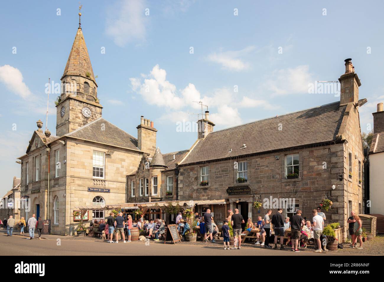 Falkland, Großbritannien - Juni 10 2023: Schottische Einheimische und Touristen genießen gesellige Stunden und Getränke auf der Außenterrasse und im Biergarten des Pubs im t Stockfoto