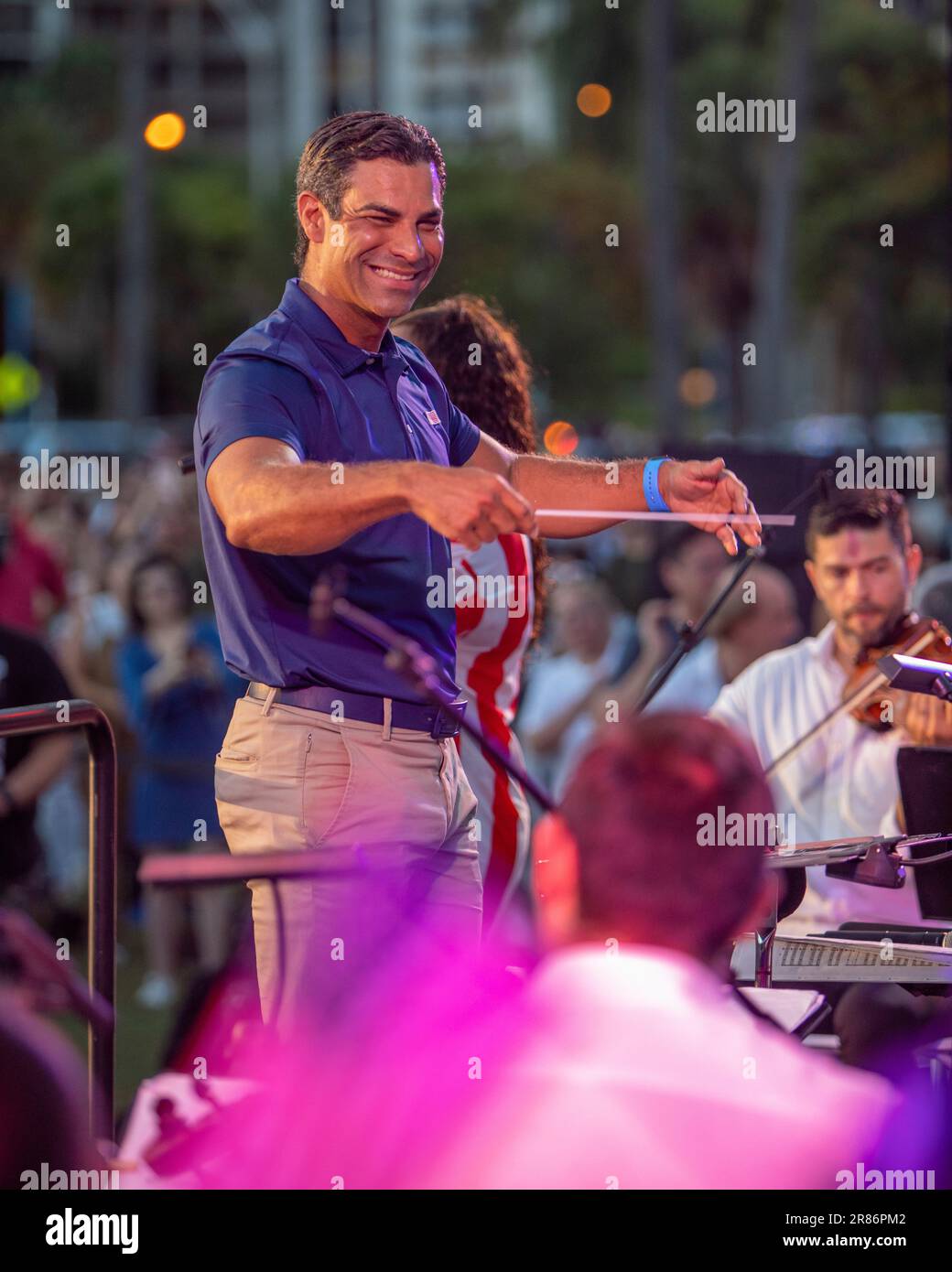 Mayor of Miami Francis X. Suarez dirigiert am 4. Juli 2022 das Miami Symphony Orchestra im Peacock Park in Coconut Grove, FL Stockfoto