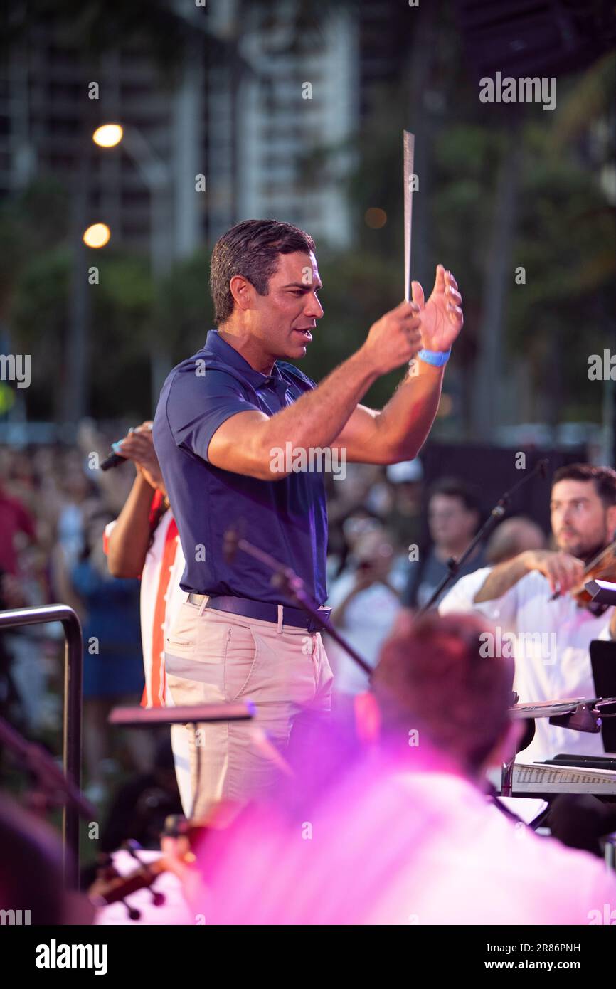 Mayor of Miami Francis X. Suarez dirigiert am 4. Juli 2022 das Miami Symphony Orchestra im Peacock Park in Coconut Grove, FL Stockfoto