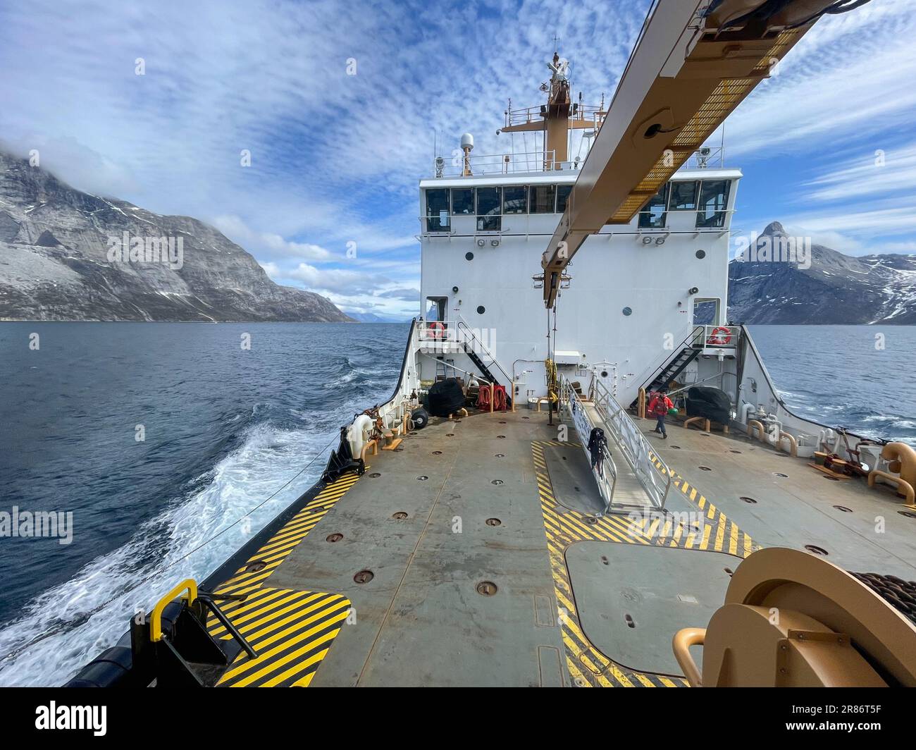 USCGC Sycamore (WLB 209) durchläuft einen Fjord während einer Such- und Rettungsübung im Rahmen von Exercise Argus, Near Nuuk, Grönland, 15. Juni 2023. Übung Argus ist eine gemeinsame Such- und Rettungsaktion sowie eine Meeresumwelt-Reaktionsübung, die Ressourcen aus den Vereinigten Staaten, Dänemark, Grönland und Frankreich (USA) umfasst Küstenwache Foto von Petty Officer 2. Klasse Ryan Schultz) Stockfoto