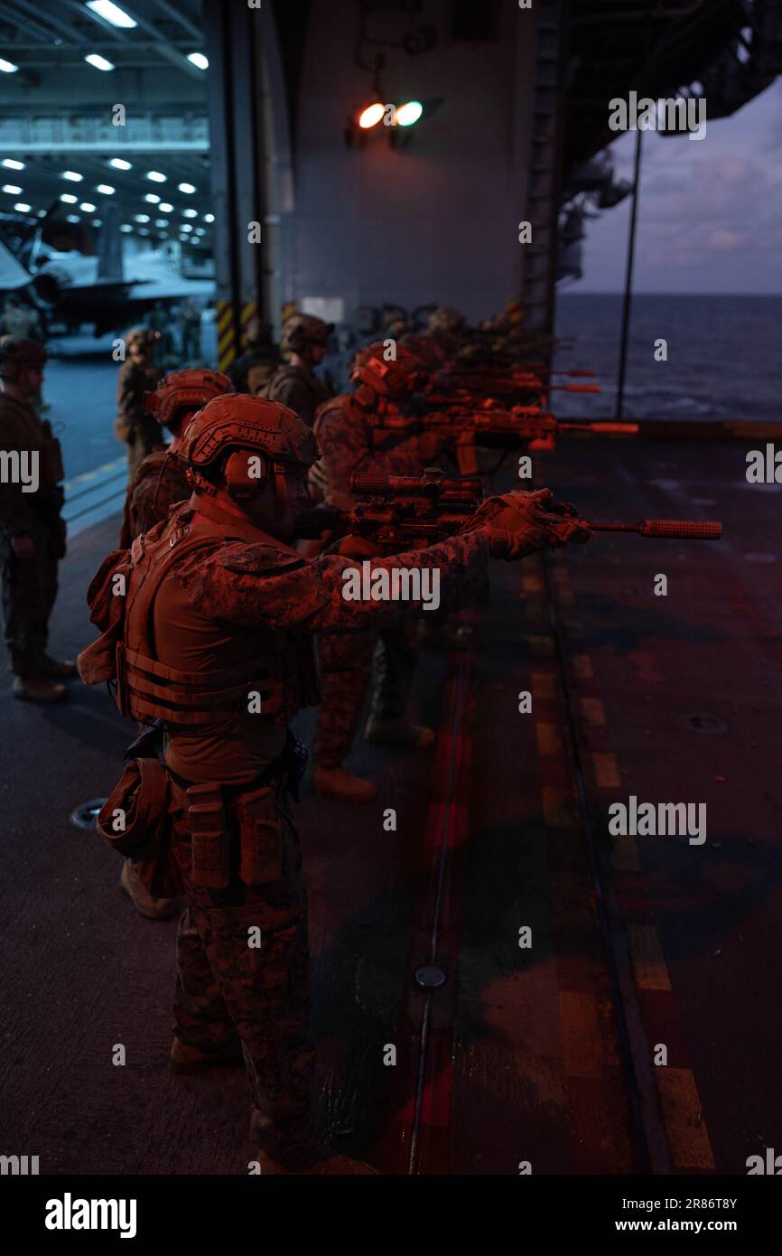 USA Marines mit Bataillon Landing Team 2/1, 31. Marine Expeditionary Unit, führen Feuerübungen auf dem Amphibienschiff USS America (LHA-6) im Pazifik durch, 12. Juni 2023. Die Live-Feuerübungen lieferten den BLT 2/1 Marines die notwendigen Wiederholungen, um ihre Letalität an Bord der USS America aufrechtzuerhalten. Die 31. MEU operiert an Bord von Schiffen der America Amphibious Ready Group im Einsatzgebiet der 7.-Flotte, um die Interoperabilität mit Verbündeten und Partnern zu verbessern und als einsatzbereite Eingreiftruppe zur Verteidigung von Frieden und Stabilität in der Region Indo-Pazifik zu dienen. (USA Marine C Stockfoto