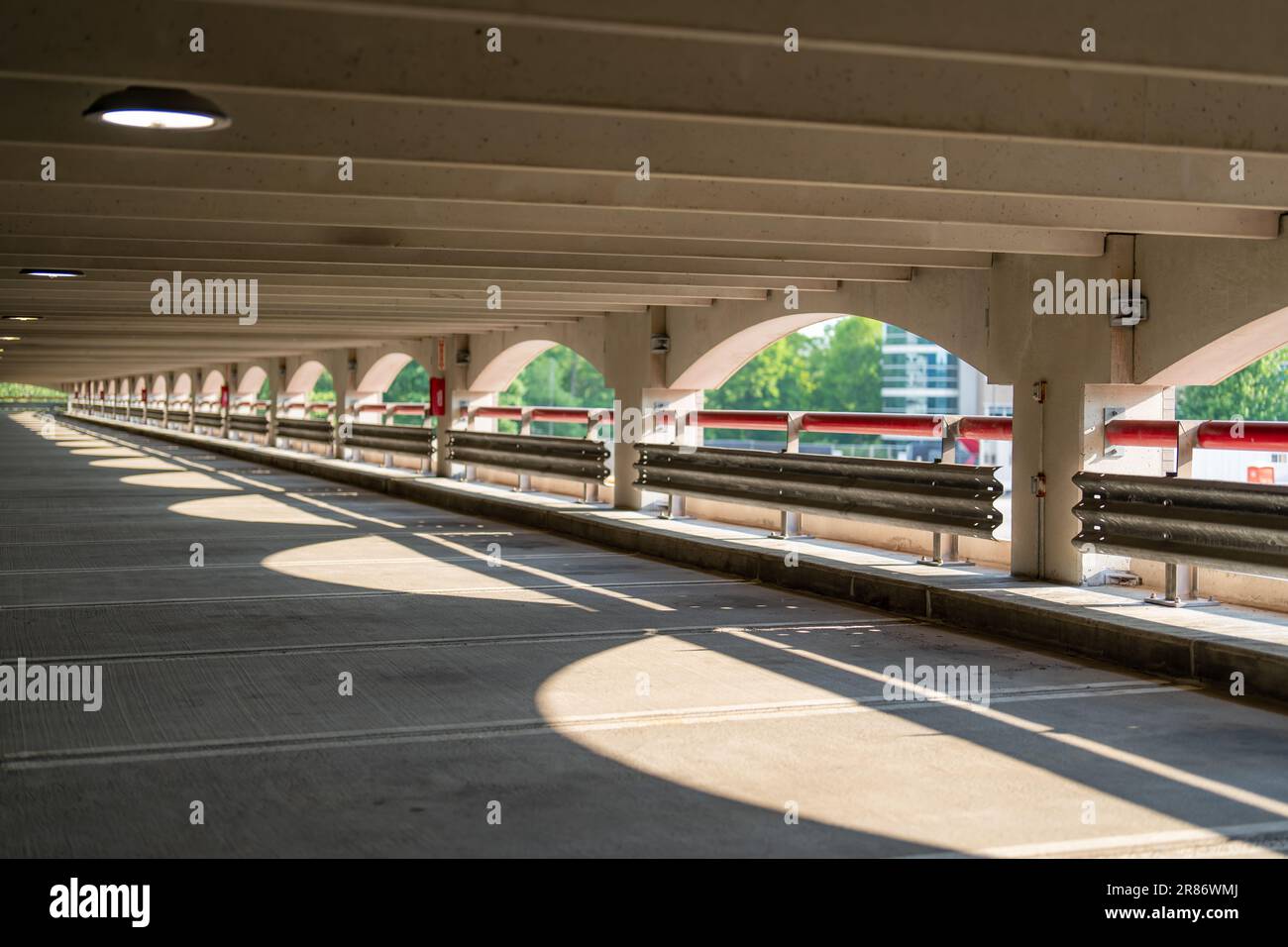 Tagsüber Foto einer leeren Stadt, Parkhaus aus Beton in der Innenstadt. Stockfoto