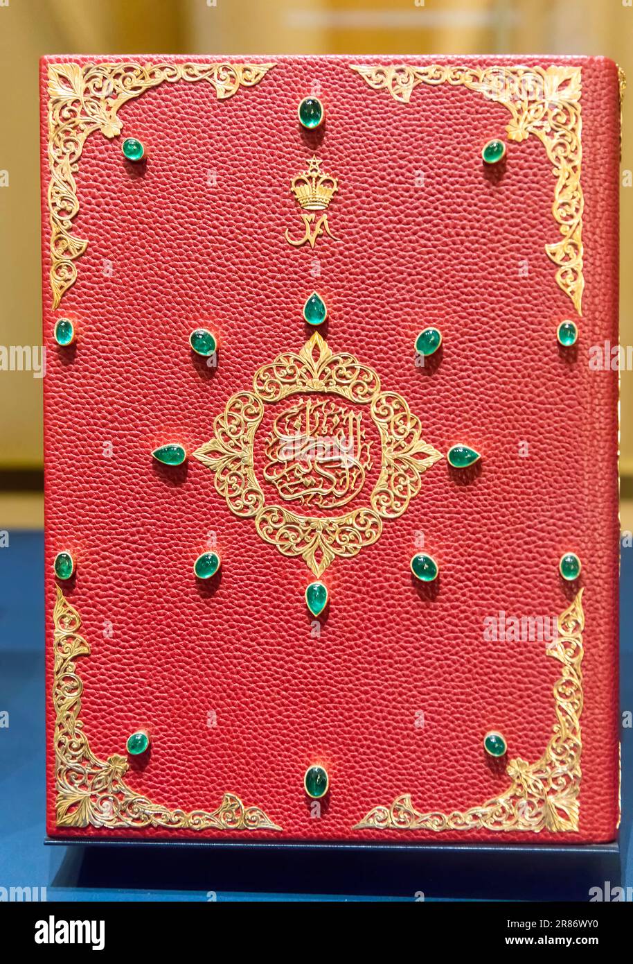 Der Heilige Koran aus dem Königreich Jordanien wird im Louvre Museum in Abu Dhabi, Vereinigte Arabische Emirate, ausgestellt Stockfoto