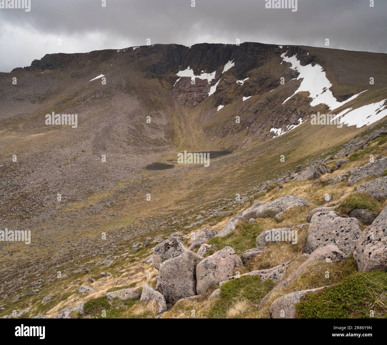 Braeraich und Cairn Lochan aus Creag an Leth-Choin (Lurcher's Crag), den Cairngorms, Schottland, Großbritannien Stockfoto