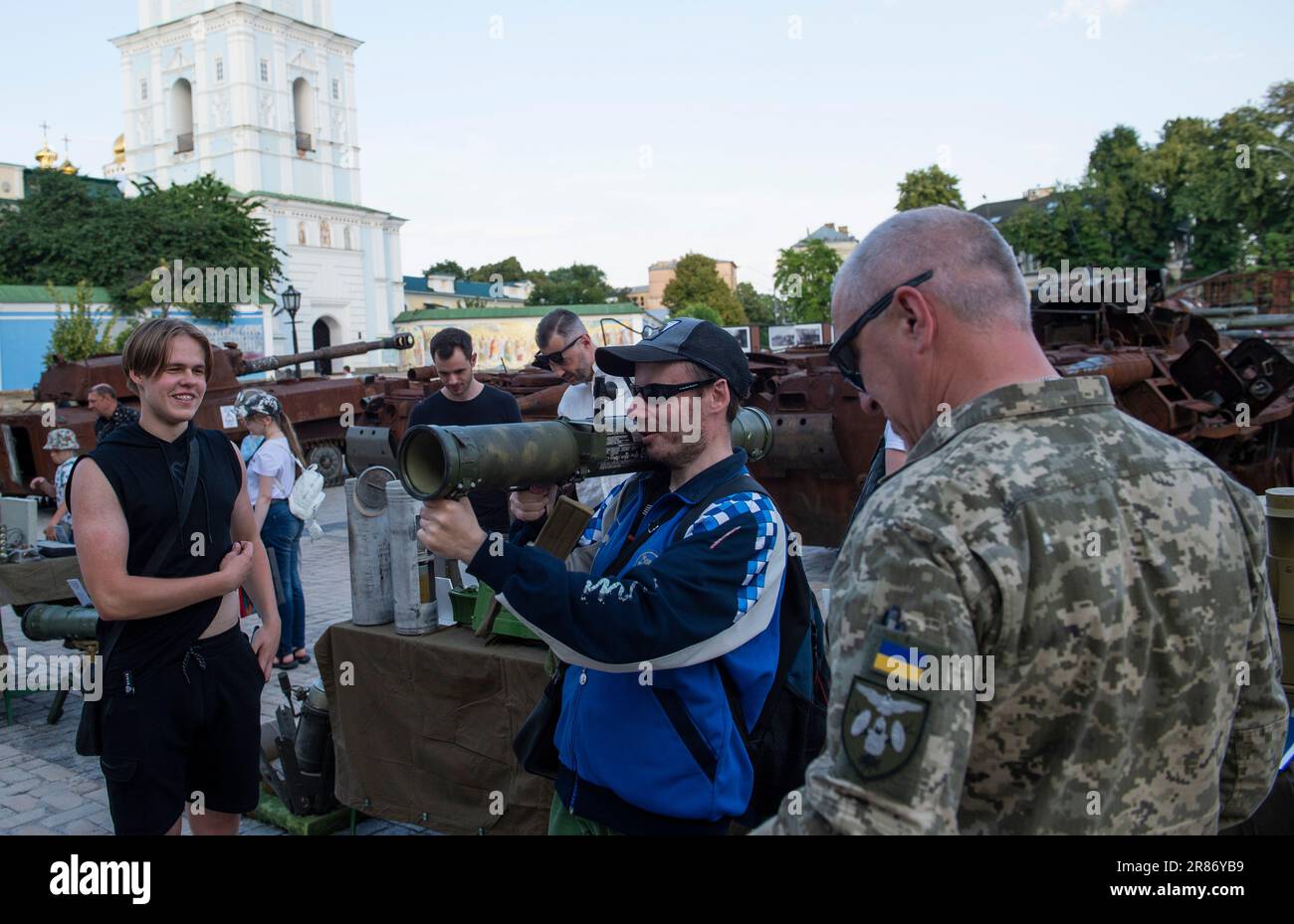 Kiew, Ukraine. 18. Juni 2023. Während einer Ausstellung russischer Waffen und Ausrüstung auf dem Mykhailivska-Platz in Kiew gibt ein Mann vor, russische Panzerabwehrwaffen abzufeuern. Wiederhergestellte russische Militärausrüstung wurde für die Bewohner Kiews ausgestellt, um sie auf dem Mykhailivska-Platz in Kiew, Ukraine, zu beobachten. Die militärische Ausrüstung wurde von verschiedenen Schlachtfeldern in der Ukraine vom Nationalmuseum für die Militärgeschichte der Ukraine gesammelt. (Foto: Matthew Hatcher/SOPA Images/Sipa USA) Guthaben: SIPA USA/Alamy Live News Stockfoto