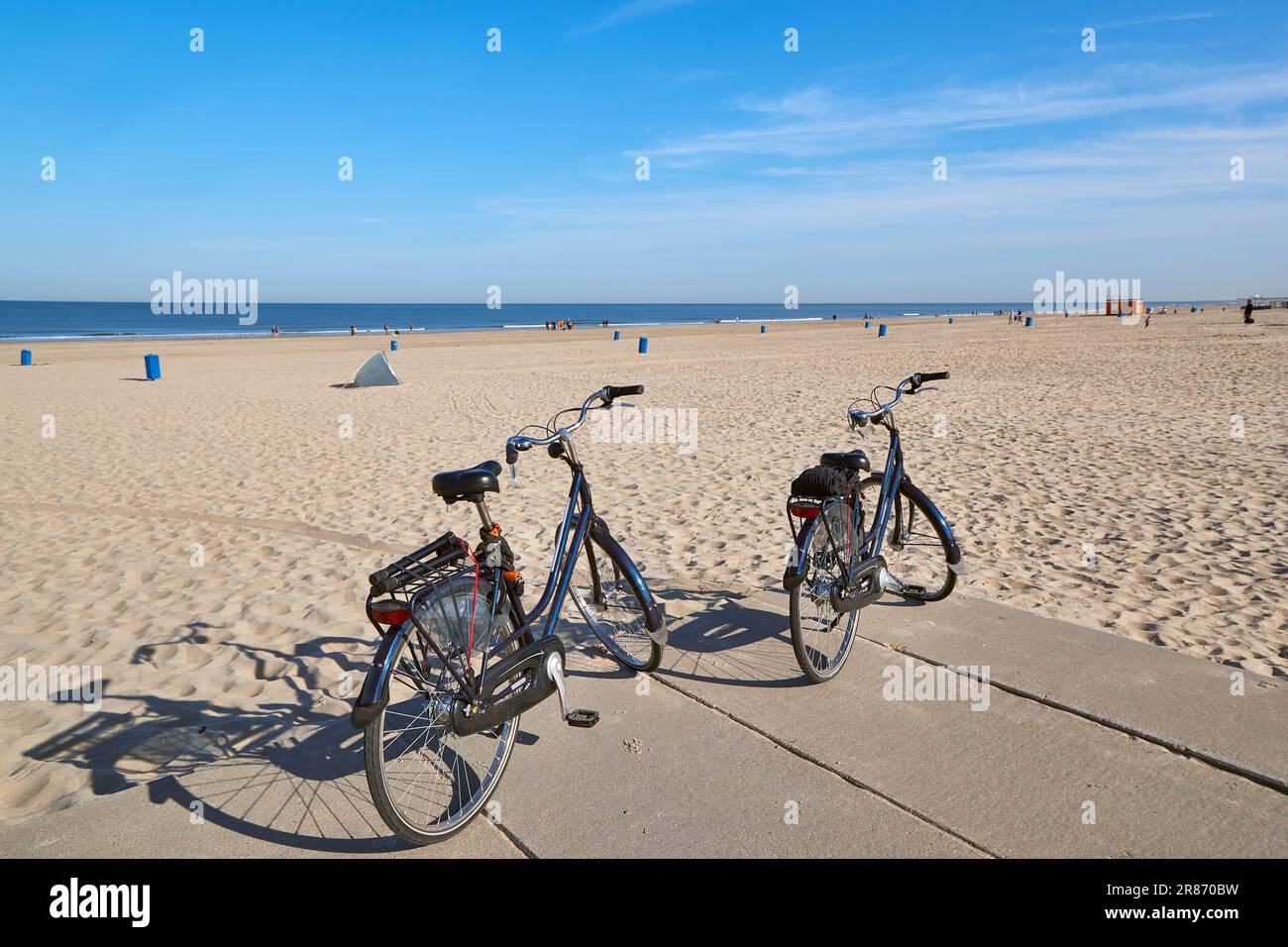 Fahrräder am Strand in den Niederlanden Stockfoto