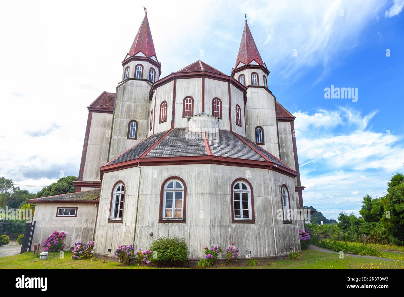 Die Kirche des Heiligen Herzens von Jesus Christus Außenansicht Puerto Varas, Chile Nationaldenkmal. Deutsches Kulturerbe Schloss Im Neoromanischen Stil, Einheimisches Holz Stockfoto