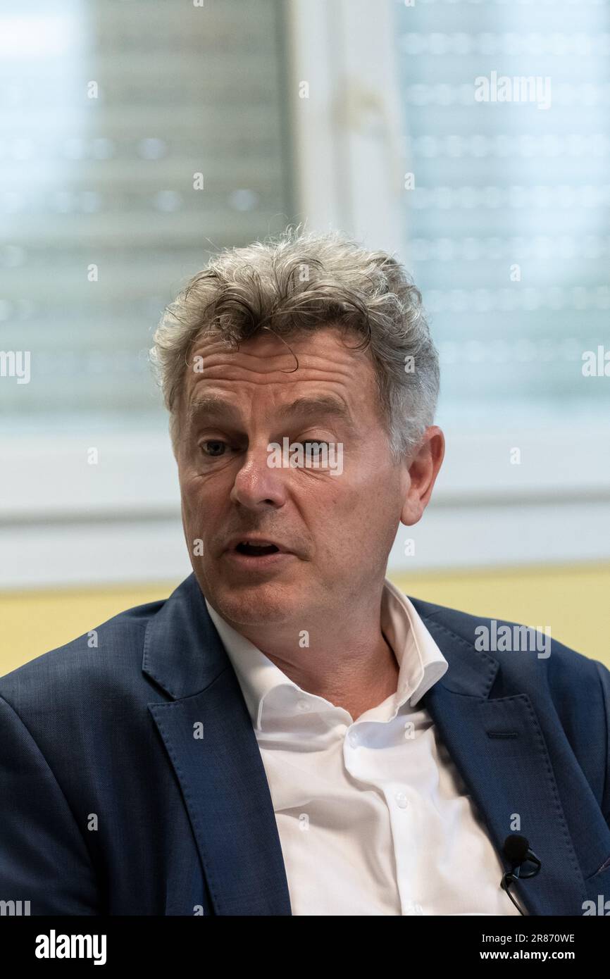 Sainte Tulle, Frankreich. 14. Juni 2023. Fabien Roussel trifft lokale Volksvertreter. Fabien Roussel, erster Sekretär der Kommunistischen Partei Frankreichs, organisierte die letzte Etappe seiner Tour de France, um dem französischen Volk in Sainte-Tulle zuzuhören. (Foto: Laurent Coust/SOPA Images/Sipa USA) Guthaben: SIPA USA/Alamy Live News Stockfoto