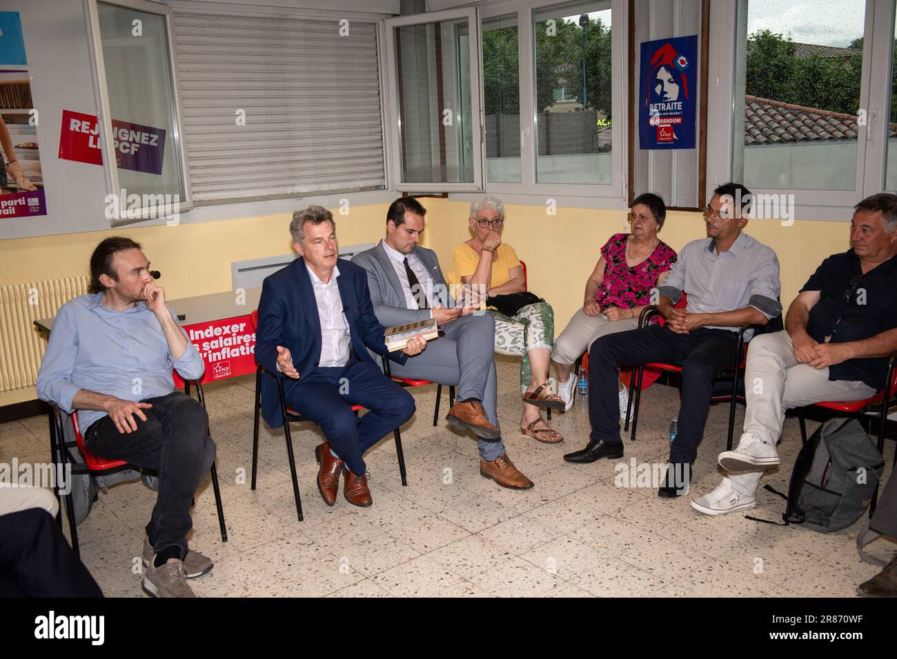 Sainte Tulle, Frankreich. 14. Juni 2023. Fabien Roussel trifft lokale Volksvertreter. Fabien Roussel, erster Sekretär der Kommunistischen Partei Frankreichs, organisierte die letzte Etappe seiner Tour de France, um dem französischen Volk in Sainte-Tulle zuzuhören. (Foto: Laurent Coust/SOPA Images/Sipa USA) Guthaben: SIPA USA/Alamy Live News Stockfoto