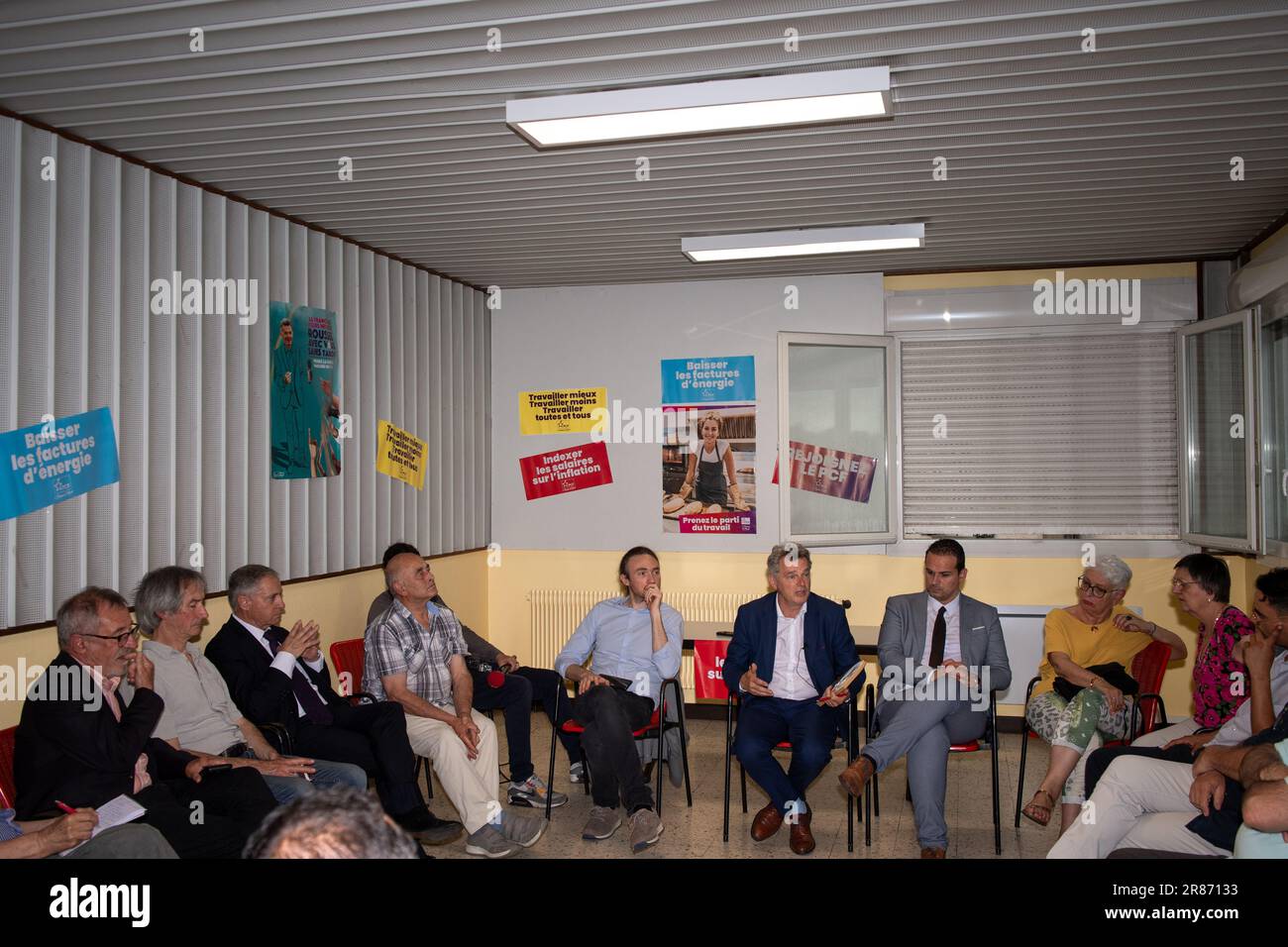 Sainte-Tulle, Frankreich. 14. Juni 2023. Fabien Roussel trifft lokale Volksvertreter. Fabien Roussel, erster Sekretär der Kommunistischen Partei Frankreichs, organisierte die letzte Etappe seiner Tour de France, um dem französischen Volk in Sainte-Tulle zuzuhören. (Kreditbild: © Laurent Coust/SOPA Images via ZUMA Press Wire) NUR REDAKTIONELLE VERWENDUNG! Nicht für den kommerziellen GEBRAUCH! Stockfoto