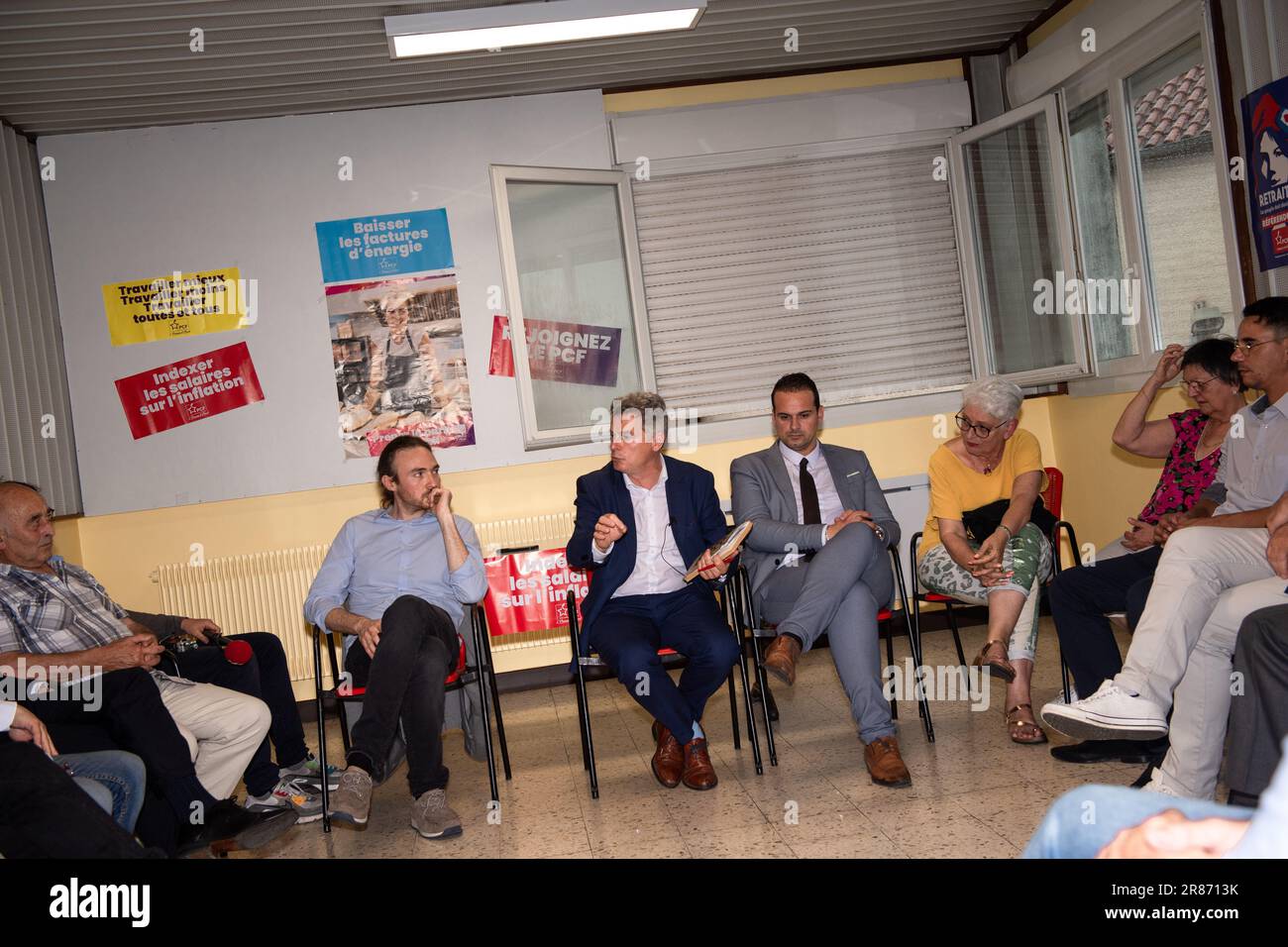 Sainte-Tulle, Frankreich. 14. Juni 2023. Fabien Roussel trifft lokale Volksvertreter. Fabien Roussel, erster Sekretär der Kommunistischen Partei Frankreichs, organisierte die letzte Etappe seiner Tour de France, um dem französischen Volk in Sainte-Tulle zuzuhören. (Kreditbild: © Laurent Coust/SOPA Images via ZUMA Press Wire) NUR REDAKTIONELLE VERWENDUNG! Nicht für den kommerziellen GEBRAUCH! Stockfoto