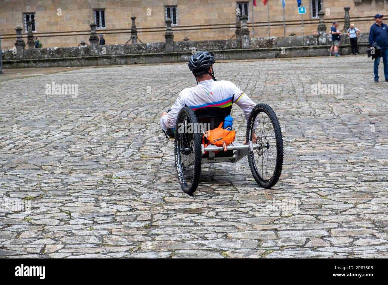 Santiago de Compostela, La Coruna, Galicien, Spanien - 13. Juni 2023. Pilger mit Behinderung, Ankunft in Santiago de Compostela. Stockfoto