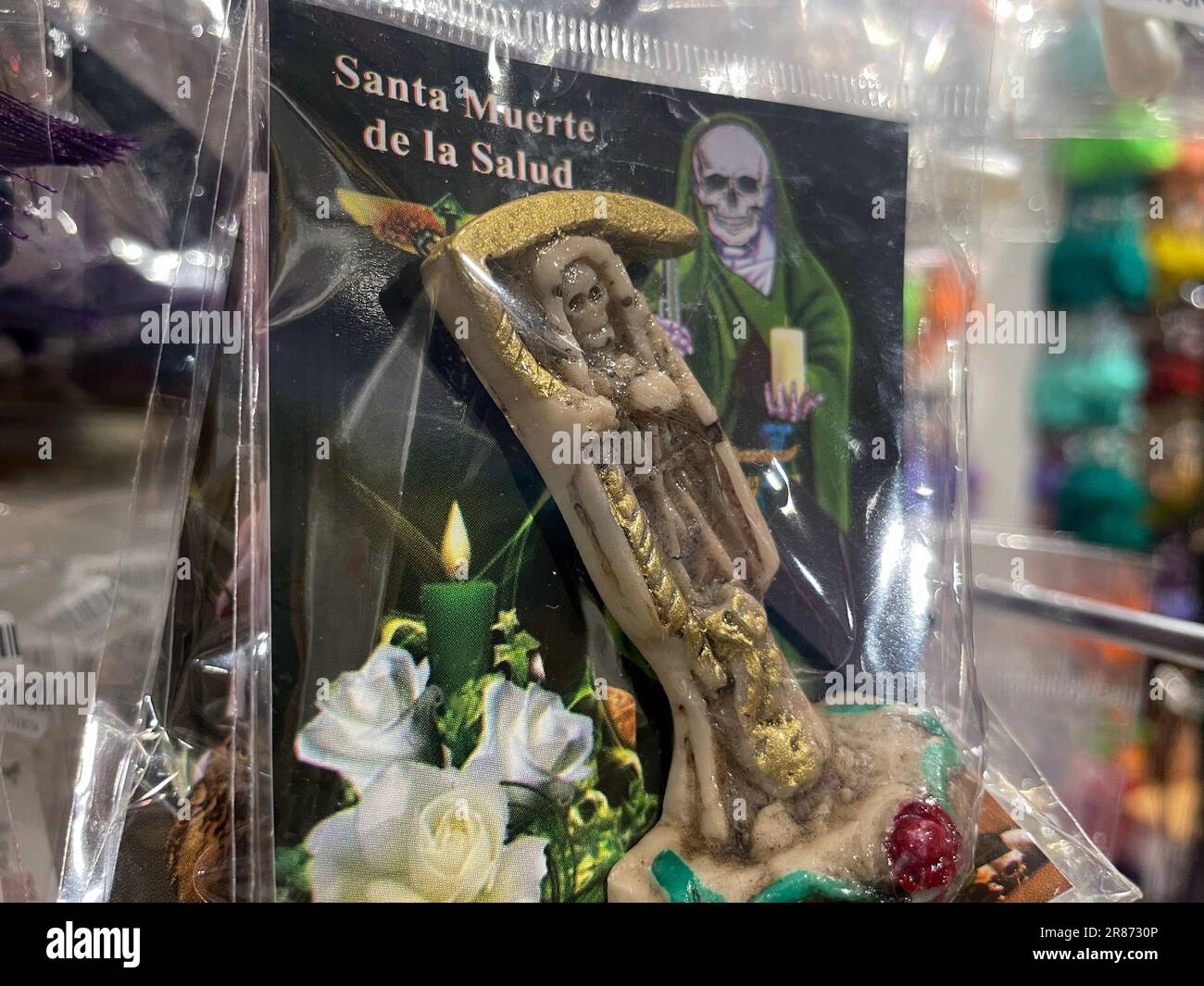 Statuen von Santa Muerte, eine umstrittene Figur, die mit Aberglaube verbunden ist Stockfoto