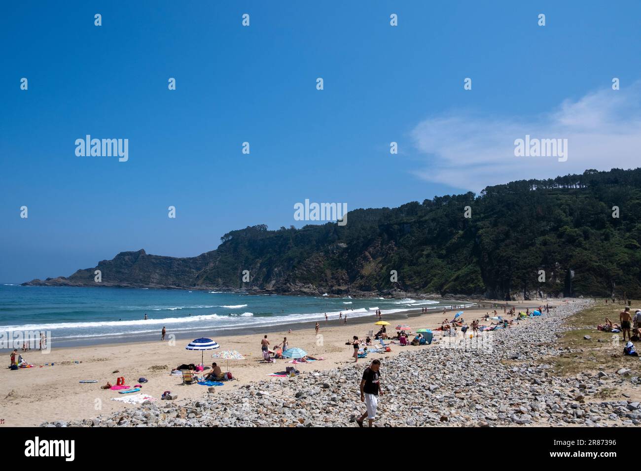 Soto de Luina, Cudillero, Asturien, Spanien - 03. Juni 2023. Strand von San Pedro de La Ribera Stockfoto