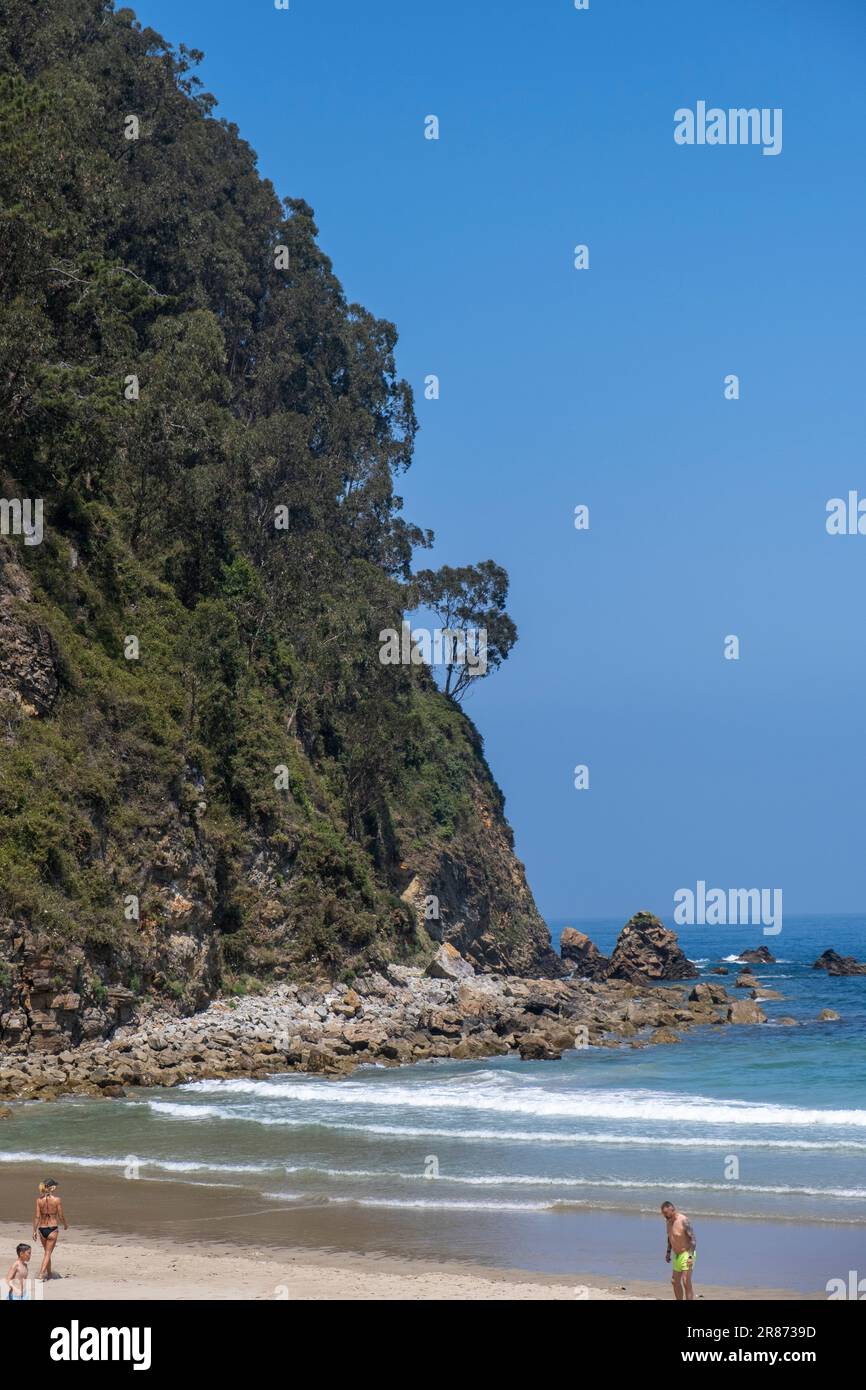 Soto de Luina, Cudillero, Asturien, Spanien - 03. Juni 2023. Strand von San Pedro de La Ribera Stockfoto
