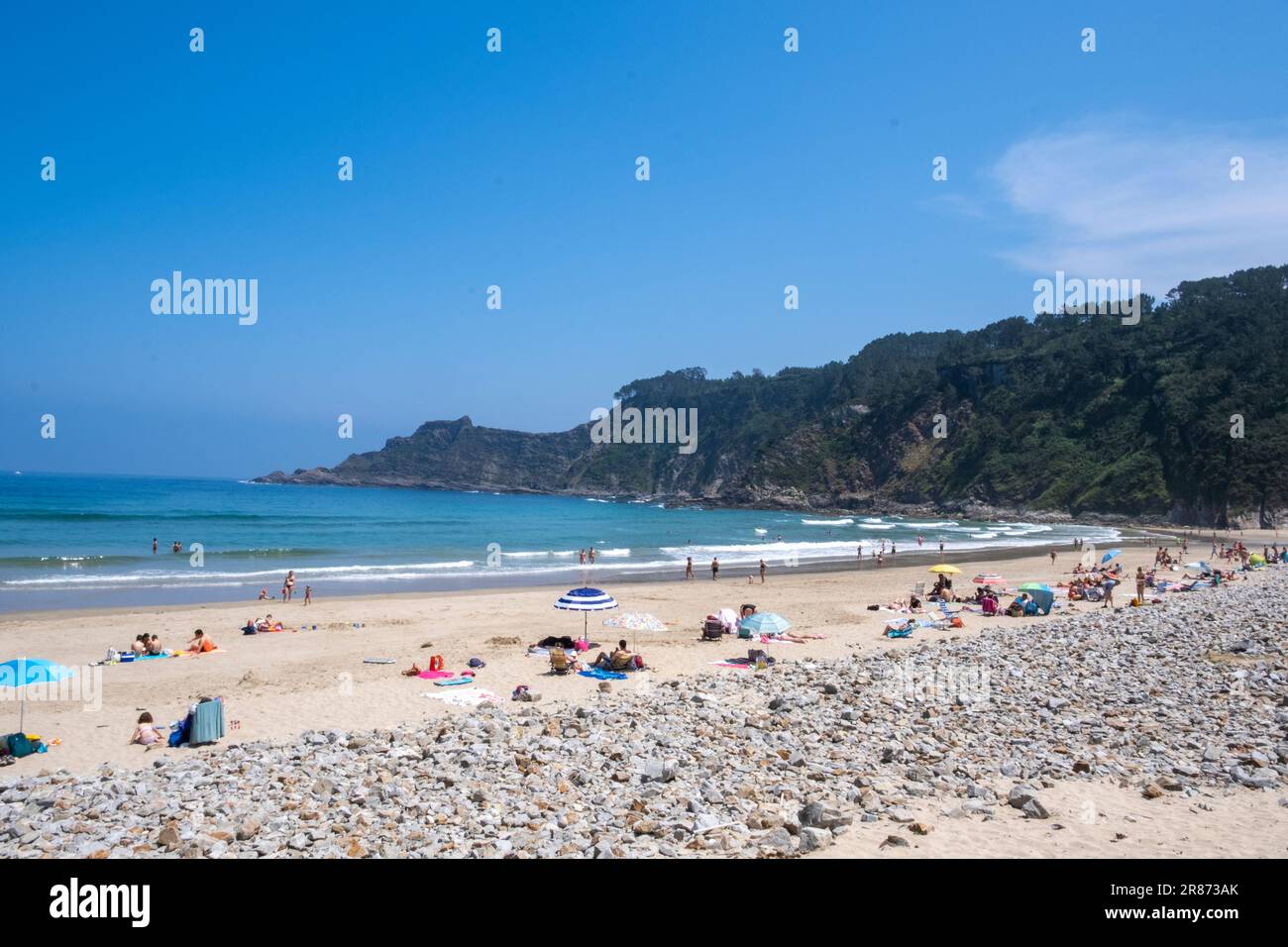 Soto de Luina, Cudillero, Asturien, Spanien - 03. Juni 2023. Strand von San Pedro de La Ribera Stockfoto