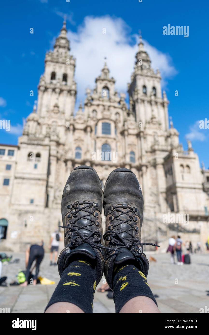 Stiefel vor der Kathedrale von Santiago de Compostela, La Coruna, Galicien, Spanien. Konzept der Feier und Leistung Stockfoto