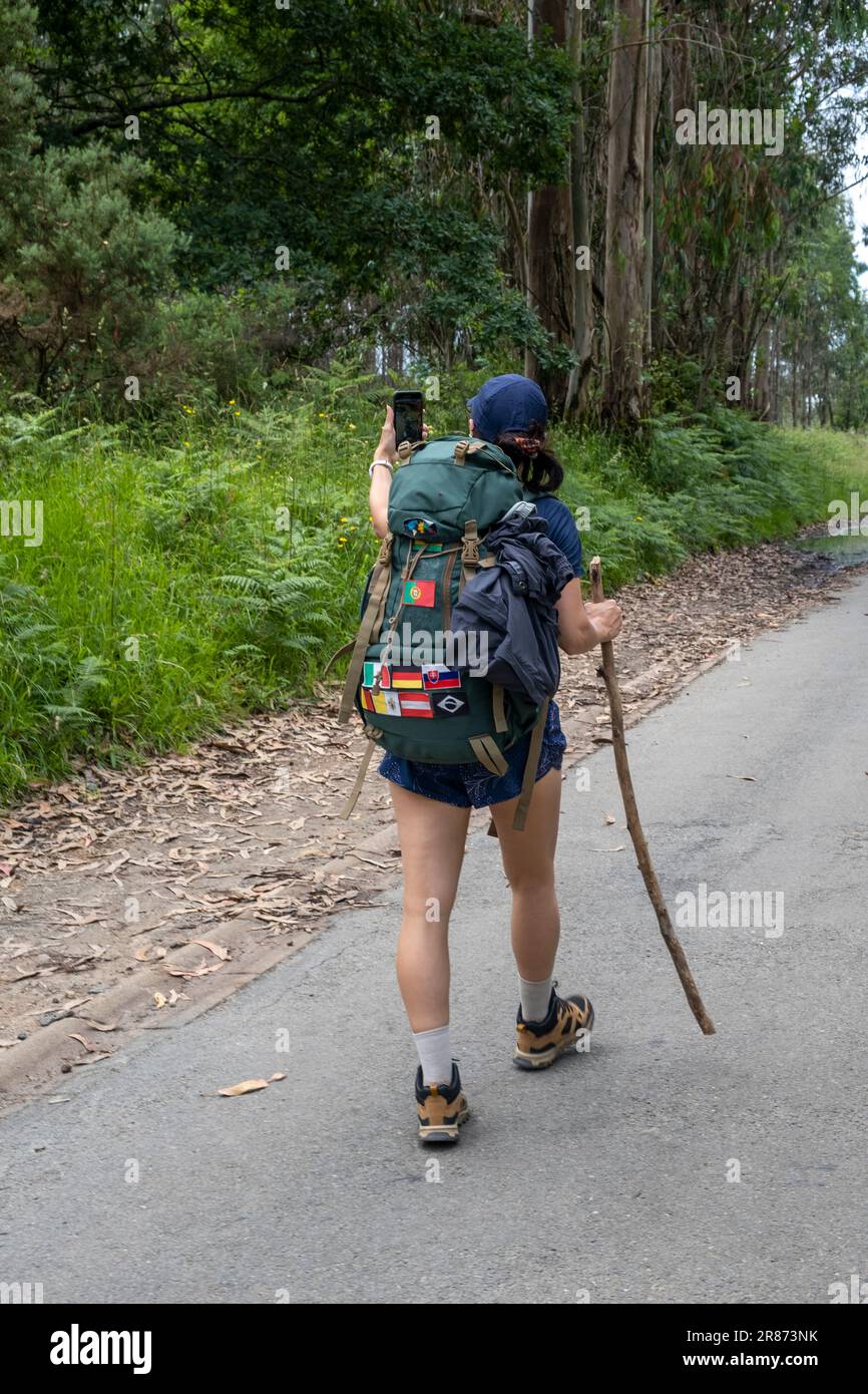 Eine junge Pilgerin, die ein Selfie auf dem Weg des heiligen james macht. Camino de Santiago. Vertikaler Schuss. Stockfoto