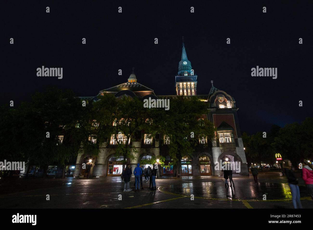 Bild des Turms des Rathauses von Subotica in der Nacht befindet sich das Rathaus von Subotica in Subotica, in der Provinz Vojvodina und der Distri Stockfoto